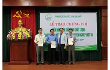 Đại học Quốc gia Hà Nội trao chứng chỉ Chương trình đào tạo Kiểm định viên Kiểm định chất lượng GDĐH và TCCN (Khóa 17) tại Trường Đại học Vinh